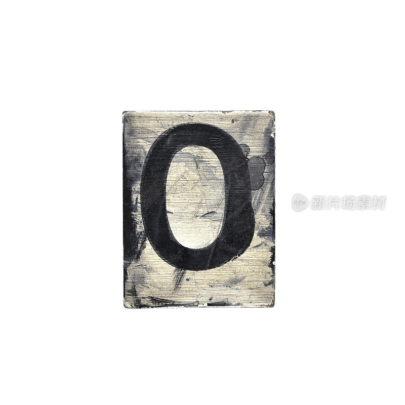 在白色背景上涂上油漆的木头上的垃圾大写字母，数字- 0